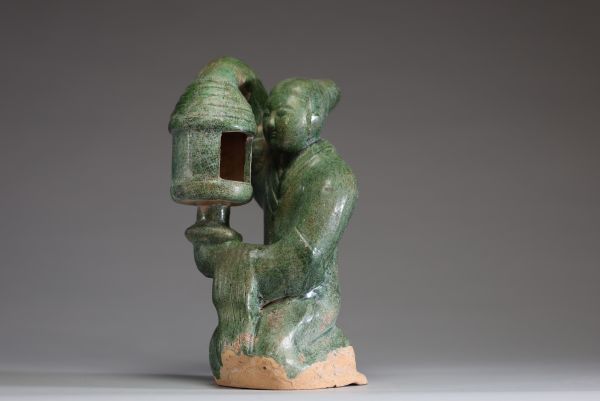 Chine - Sculpture en terre cuite monochrome vernissée verte représentant un personnage tenant une lanterne, époque Ming (?)