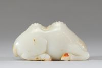 Chine – Sculpture en jade céladon et rousse d’un chameau couché, dynastie Qing, XVIIIᵉ-XIXᵉ siècle