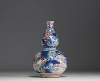Chine - Vase double gourdes à décor de paysages montagneux et personnages.