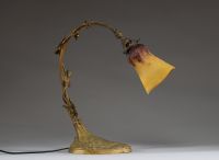 DAUM Nancy - Lampe de table, pied en bronze à décor de feuillage, tulipe en verre marmoréen, signée.