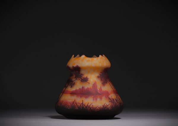 DAUM Nancy - Vase en verre multicouche dégagé à l'acide à décor de lac, signé dans le décor.