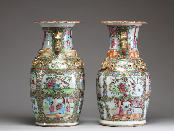 Chine - Paire de vases en porcelaine polychrome famille rose à décor de personnages, Canton, XIXème.