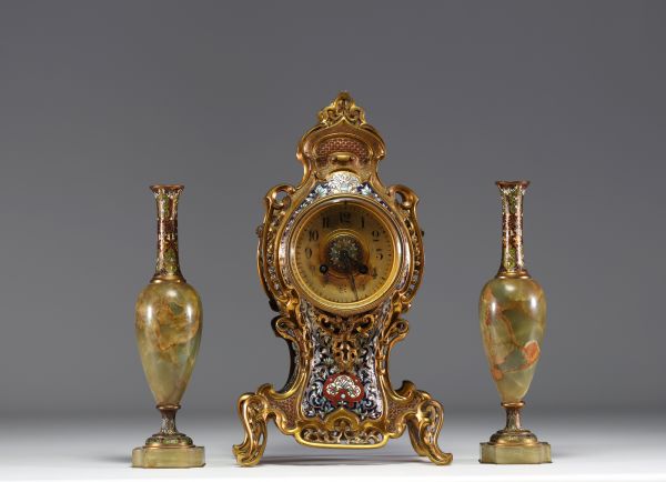 Garniture de cheminée trois pièces en bronze doré ciselé, onyx et émaux cloisonnés.