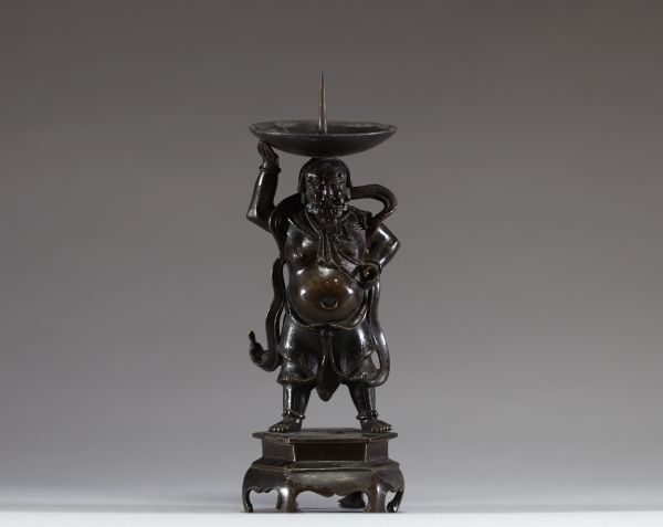 Chine - Pique cierge figuratif en bronze à patine brune représentant un gardien de temple, fin de l'époque Ming.