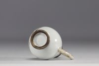 Chine - Verseuse en porcelaine Compagnie des Indes, monture en argent vermeil à décor romantique, famille rose, XVIIIe siècle.