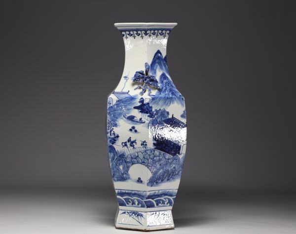 Chine - Grand vase hexagonal en porcelaine blanc bleu à décor de paysage montagneux.
