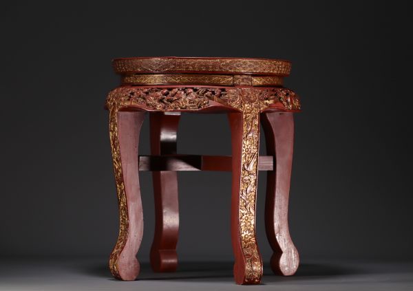 Chine - Petite table d'appoint en laque rouge er or à décor sculpté de personnages et de motifs floraux, fin XIXe siècle.
