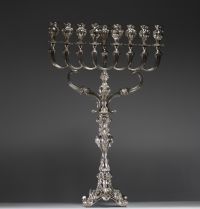 Imposing Menorah in solid silver, chased and hammered in the Baroque style, hallmarked 925 by Israeli silversmiths (Hazorfim),