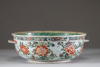Chine, époque Kangxi (1662–1722) — Écuelle en porcelaine émaillée famille verte à décor de pivoines et chrysanthèmes  Reposant sur un pied annulaire, cette écuelle à panse arrondie est munie de deux a