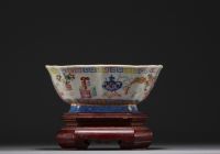 Chine - Bol quadrangulaire en porcelaine polychrome famille rose, socle en bois.