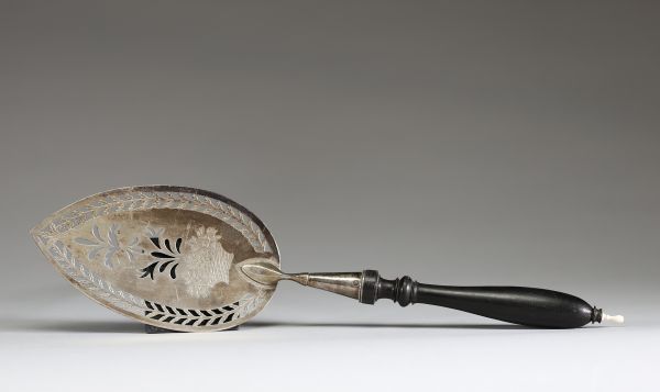 Pelle à gâteaux en argent massif, manche en bois tourné noirci, poinçon second titre, époque Restauration, début XIXème.