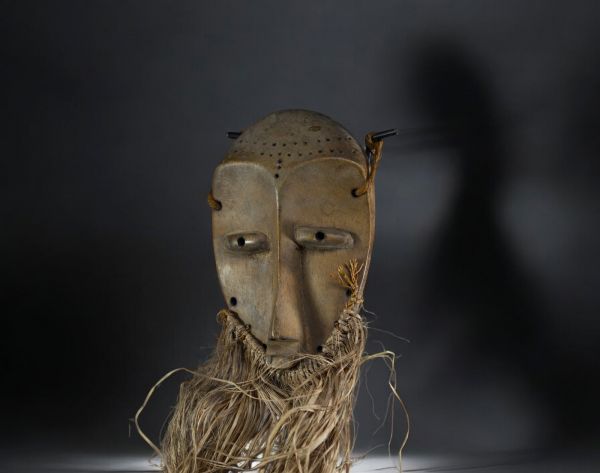 Africa DRC - Lega mask in carved wood and raffia. first half 20th century