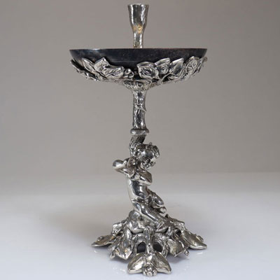 Coupe en bronze argenté à décor d'un ange musicien.