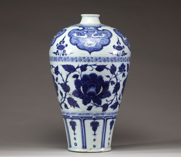 Imposant vase en porcelaine de forme Meiping à décor bleu sous couverte, Chine