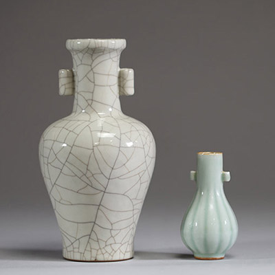 Chine - Ensemble de deux vases, un en porcelaine blanche à glaçure de type ge et un en porcelaine à glaçure céladon, période Qing.