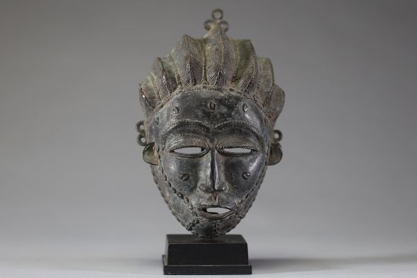 Afrique Côte d'Ivoire - Masque Baoulé en bois sculpté et bronze, 1ère moitié XXème.