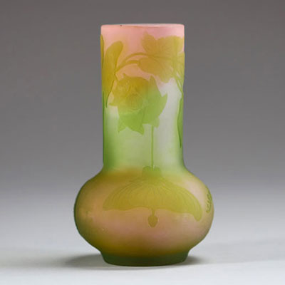 Émile GALLÉ (1846-1904) Petit vase en verre multicouche dégagé à l'acide à décor de glycérines, signé.