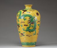 Vase chinois en porcelaine émaillée jaune à décor de dragons, marque de l’Empereur Kangxi