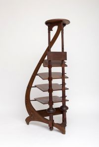 Paul Hankar (1859-1901) – Attribué à Rare porte-partition / sellette en acajou – Travail Art nouveau  Cette pièce unique, à mi-chemin entre le porte-partition et la sellette, est attribuée à Paul Hankar, figure majeure de l’Art nouveau belge. Réalisée en acajou massif, essence précieuse prisée pour sa chaleur et sa densité, elle illustre à la perfection le raffinement sculptural et la maîtrise str