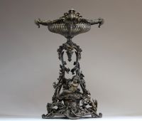 Imposant milieu de table en bronze ciselé argenté à décor de figures de Bacchus enfant, XIXème.