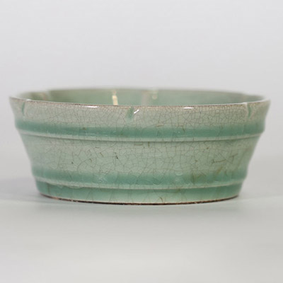 PETITE COUPE À GLAÇURE CÉLADON CRAQUELÉE Chine, dynastie Song, XIIe-XIIIe siècle.