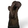 Chen M. – Sculpture en terre cuite “Le Singe hurlant”  Imposante et expressive sculpture en terre cuite représentant un singe accroupi sur un rocher, la bouche grande ouverte dans un cri figé, traduisant à la fois tension et sauvagerie. L’œuvre se distingue par un traitement naturaliste du corps musculeux et une attention marquée aux détails anatomiques.