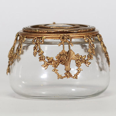 Boîte couverte en verre et bronze doré Couvercle orné d’une miniature sur porcelaine représentant une femme à la lune. Travail de la fin du XIXe siècle.