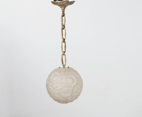 J. ROBERT (XX) - Art Deco suspension lamp, stylized pressed moulded glass globe and nickel-plated brass chain, circa 1930.