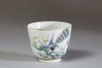 Chine - Ensemble de deux bols en porcelaine polychrome famille rose, époque Qing.