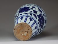 Imposant vase en porcelaine de forme Meiping à décor bleu sous couverte, Chine