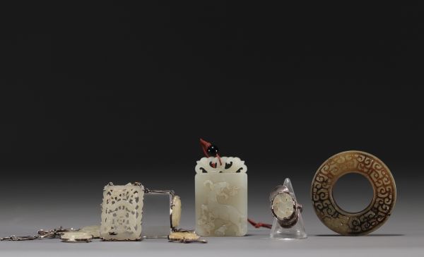Chine - Ensemble de différents objets en Jade sculpté.