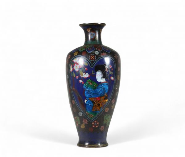 Japon - Vase en émail cloisonné à décor de fleurs et d'une jeune femme, époque Meiji.