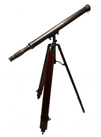 Longue vue astronomique ou de marine en laiton sur un grand trépied à coulisse en bois.