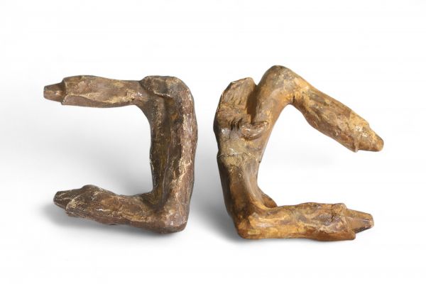 Georges Minne (1866–1941) Deux études de bras et mains pour figures agenouillées Plâtre – Provenance : Atelier de l’artiste  Ces deux études en plâtre, représentant des bras et mains croisés, constituent de puissants fragments sculpturaux préparatoires aux célèbres figures agenouillées de Georges Minne, icônes de l'expression symboliste belge. L’intensité de la tension intérieure, si caractéristiq