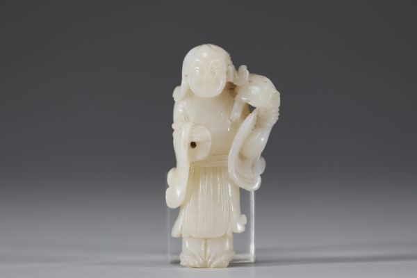 Chine - Sculpture en jade blanc d'un personnage portant un animal sur son épaule, travail du XVIIIe siècle.