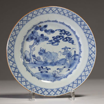 Chine - Assiette en porcelaine blanc bleu à décor de paysan et de buffle, Qianlong, XVIIIème.
