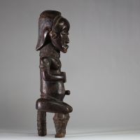 Statue Fang probablement Mvaï ou Ntumu. « Eyema Byeri », Gabon , Bois ancien, patine usée par l’usage aux zones de contact. Très belle allure. H : 57 cm. Collecté sur site par A.S., St Idesbald, début des années 1950