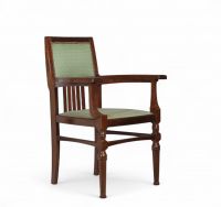 Georges Hobé (1854–1936) Fauteuil en acajou – Vers 1905 Modèle dérivé du prototype présenté à l’Exposition de Turin, 1902  Ce fauteuil en acajou de Georges Hobé, s’inscrit dans la lignée du mobilier présenté à l’Exposition internationale des arts décoratifs de Turin en 1902, événement fondateur pour la reconnaissance de l’Art nouveau belge sur la scène internationale. Il illustre à merveille l’est