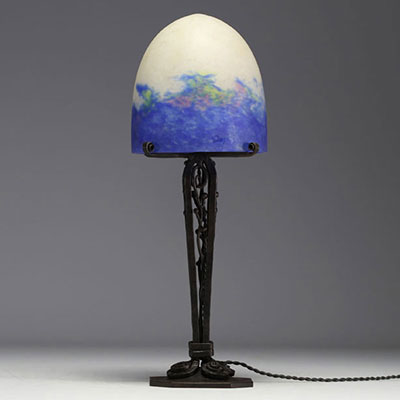 DEGUÉ - David GUERON (1892-1950) - Art Nouveau lamp in forged metal with vegetal decoration and glass shells with intercalated colouring, signed.
