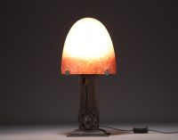 DEGUÉ Verrerie d'art - Lampe champignon en verre nuancé, pied en fer forgé, signée.
