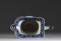 China - Polychrome porcelain teapot, East India Company, coat of arms of the princes-bishops of Liège, 18th century.