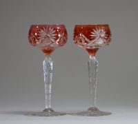 Val Saint Lambert - Série de douze verres en cristal taillé et doublé de différentes couleurs.