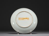 Chine - Assiette en porcelaine famille rose à décor de paysage.