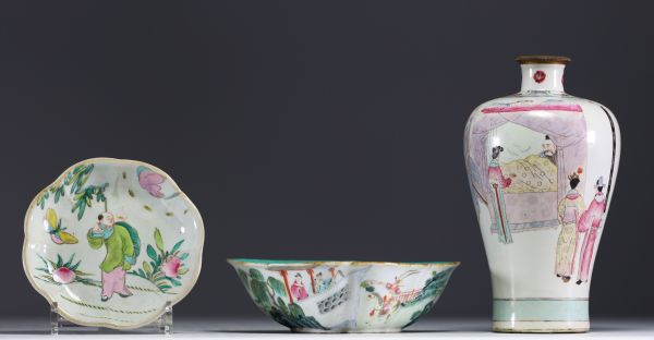 China - Lot of Famille Rose porcelain, 19th century, mark under the vase.
