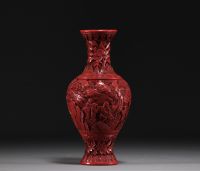 Chine - Ancien vase en laque de cinabre à décor de personnages.