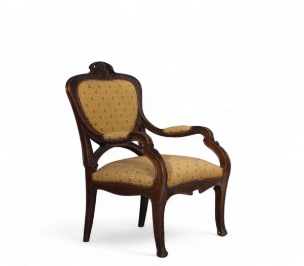 Fauteuil d'époque Art Nouveau en bois sculpté, avec dossier sculpté d'une tête de femme.