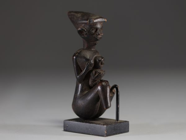 Asie - Bornéo - Statuette figurative Iban (Dayak) en bois sculpté, symbole de maternité, une femme portant un enfant sur le dos.