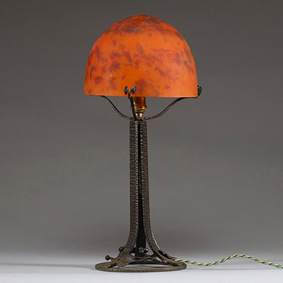 Edgar BRANDT (1880-1960) & DAUM Nancy - Lampe champignon, abat jour en verre marmoréen, pied en métal forgé et martelé, signée.