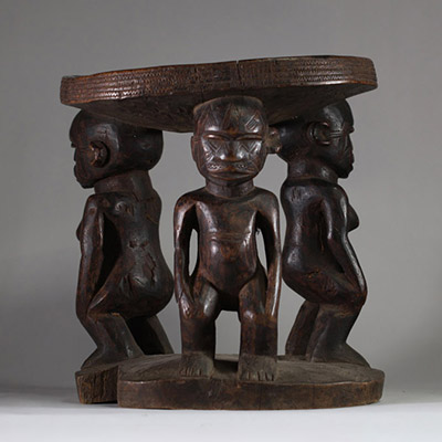 Rare et ancien tabouret de prestige anthropomorphe Makondé,Tanzanie / Mozambique. Bois dense et lourd. Sculpture des personnages très fines avec de nombreuses scarifications sur les visages et ventres. D : cm
