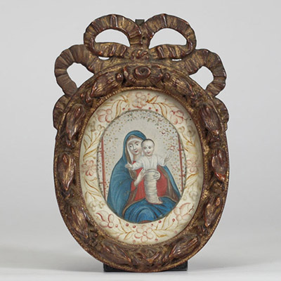 Vierge à l’Enfant –École italienne ou espagnole – XVIIIe siècle . Miniature sur vélin Encadrement sculpté et doré d’époque.
